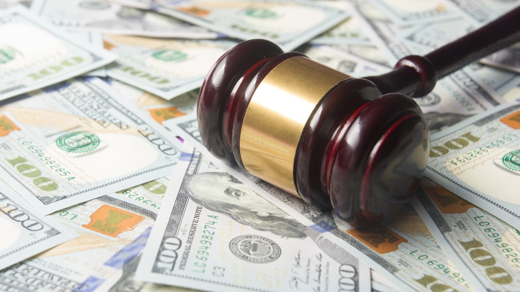 judge gavel on the dollar cash